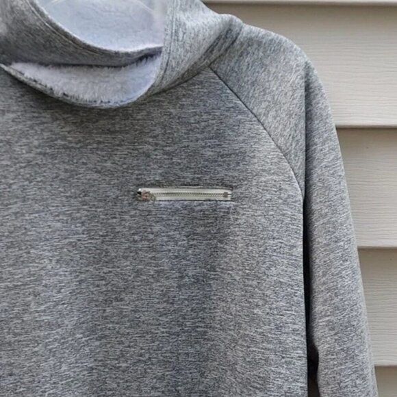 Stylish woman gray, warm sweatshort top. Size M Fur inside Lightweght Comfy Cozy - Picture 2 of 5